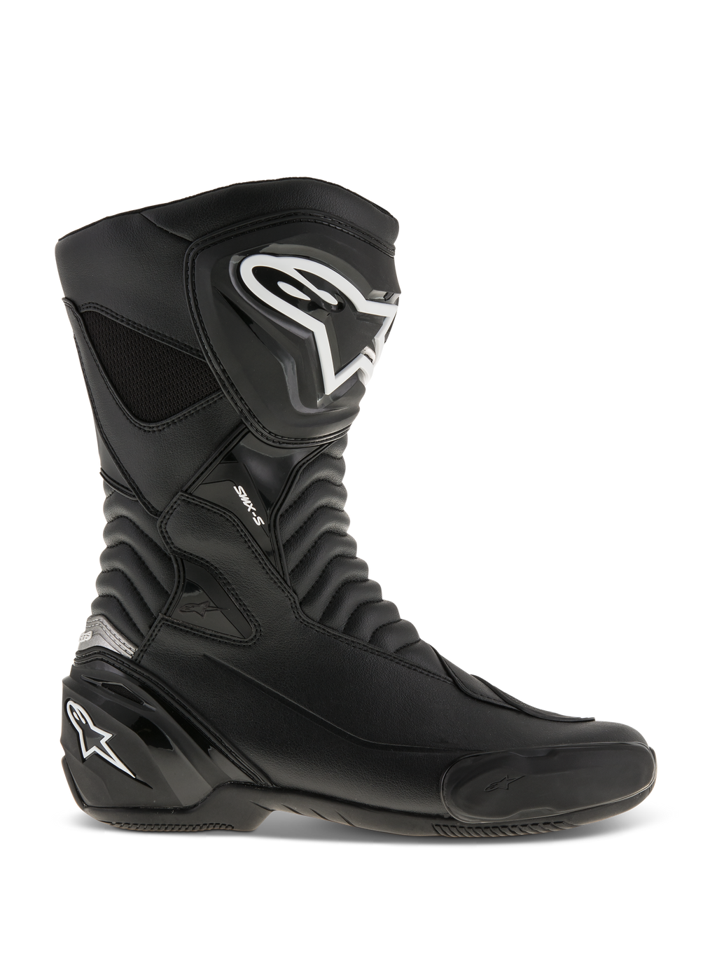 Alpinestars SMX S Stiefel, Motorradrennstiefel, Schwarz mit weißen Logos, Seitenansicht mit strapazierfähiger Mikrofaser-Konstruktion, verstärktem Schienbein- und Fersenschutz, flexiblen Akkordeon-Flexzonen und einem schlanken aerodynamischen Design für sportliches Fahren.