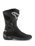 Alpinestars SMX S Stiefel, Motorradrennstiefel, Schwarz mit weißen Logos, Seitenansicht mit strapazierfähiger Mikrofaser-Konstruktion, verstärktem Schienbein- und Fersenschutz, flexiblen Akkordeon-Flexzonen und einem schlanken aerodynamischen Design für sportliches Fahren.