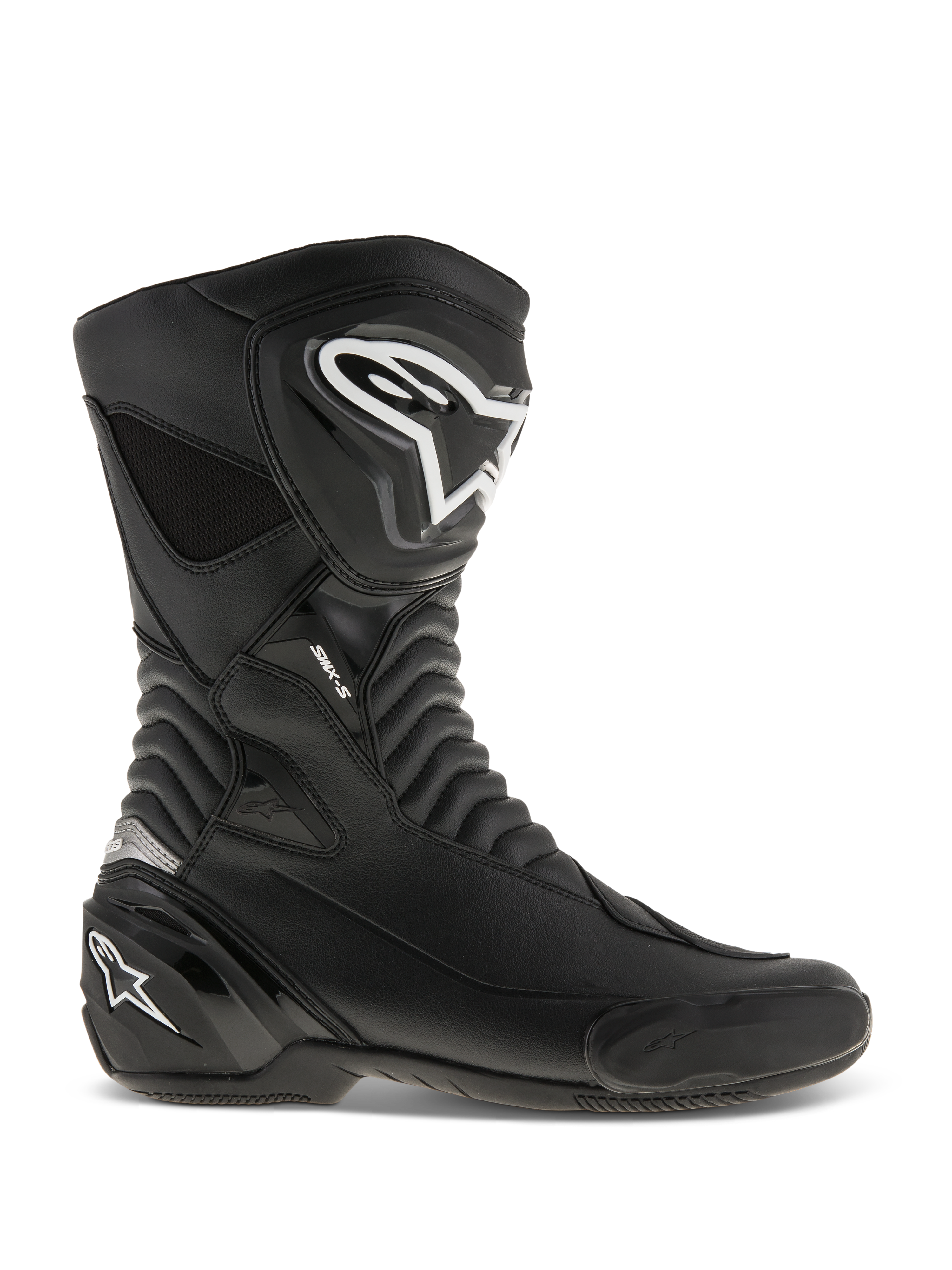 Alpinestars SMX S Stiefel, Motorradrennstiefel, Schwarz mit weißen Logos, Seitenansicht mit strapazierfähiger Mikrofaser-Konstruktion, verstärktem Schienbein- und Fersenschutz, flexiblen Akkordeon-Flexzonen und einem schlanken aerodynamischen Design für sportliches Fahren.