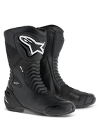 Alpinestars SMX S Stiefel, Sport-Motorradstiefel, Schwarz und Weiß, hohes Stiefeldesign mit großen weißen Logos, verstärkten Schutzschilden an Schienbein und Ferse sowie flexiblen Akkordeon-Paneelen für Performance auf Rennstrecke und Straße.
