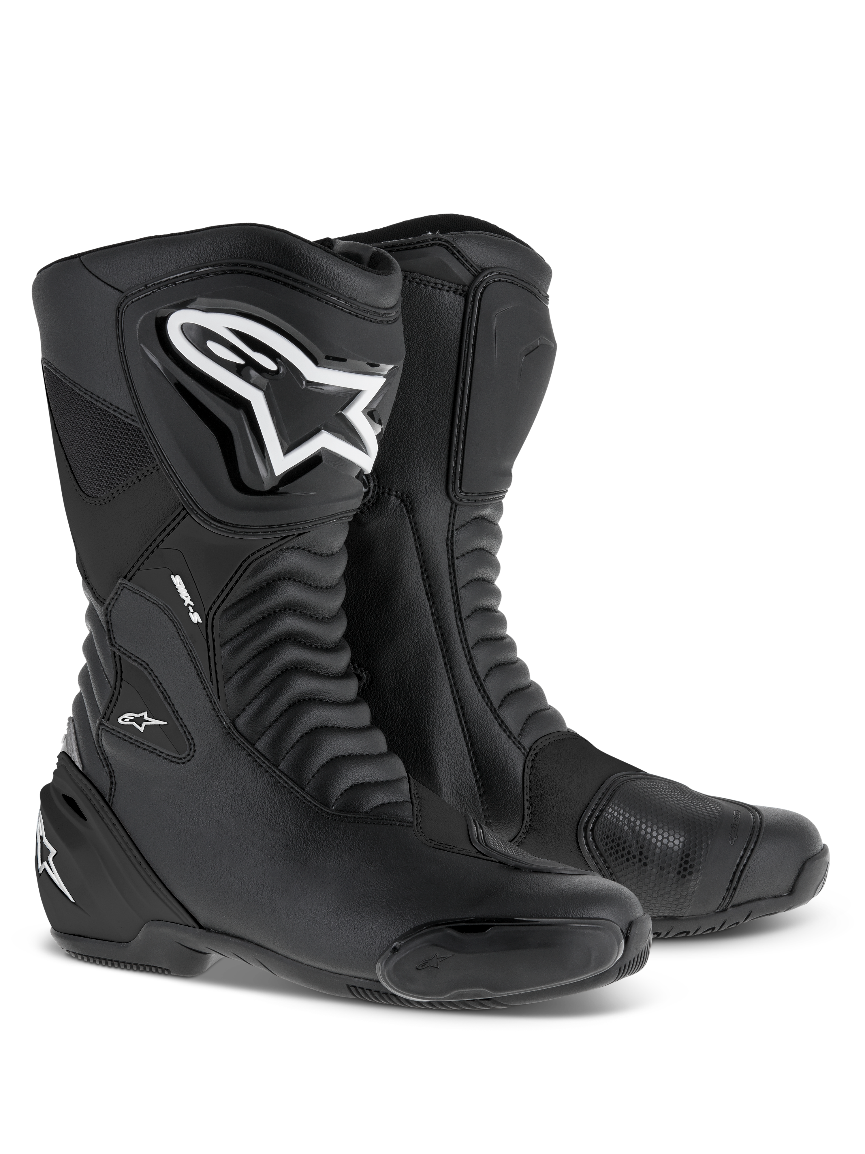 Alpinestars SMX S Stiefel, Sport-Motorradstiefel, Schwarz und Weiß, hohes Stiefeldesign mit großen weißen Logos, verstärkten Schutzschilden an Schienbein und Ferse sowie flexiblen Akkordeon-Paneelen für Performance auf Rennstrecke und Straße.