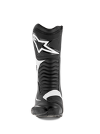 Alpinestars SMX S Stiefel, Motorradstiefel, Schwarz-Weiß, Frontansicht mit großem weißen Alpinestars-Logo am Schienbein, Akkordeon-Flex-Panels und strapazierfähiger Mikrofaser-Konstruktion mit schützenden PU-Schilden