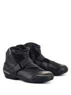 Bottes Alpinestars SMX-1 R V2 Vented, bottines de moto coupe basse, design entièrement noir, dotées d'une tige en microfibre perforée, d'un contrefort de talon et d'un protège-sélecteur en TPU, avec sangle de serrage et fermeture éclair latérale, vue de trois-quarts avant