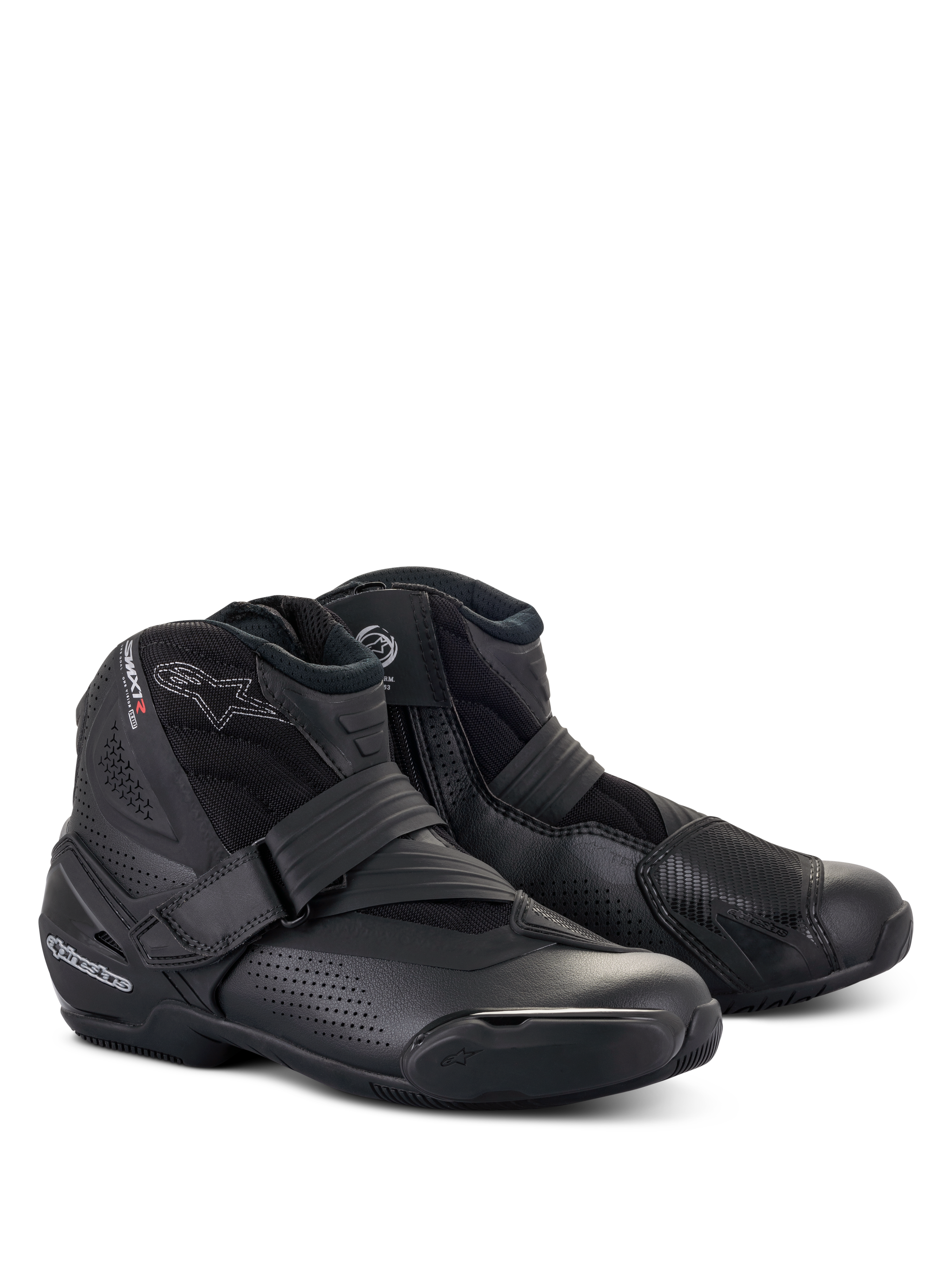 Bottes Alpinestars SMX-1 R V2 Vented, bottines de moto coupe basse, design entièrement noir, dotées d'une tige en microfibre perforée, d'un contrefort de talon et d'un protège-sélecteur en TPU, avec sangle de serrage et fermeture éclair latérale, vue de trois-quarts avant