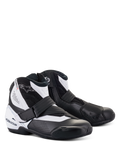 Bottes Alpinestars SMX-1 R V2 Vented, bottines de moto à coupe basse, noir et blanc, dotées d'une tige en microfibre perforée pour la ventilation, d'un contrefort de talon et d'un protège-sélecteur en TPU, d'une fermeture éclair latérale avec sangle de serrage, conçues pour la performance sur route et la conduite sportive