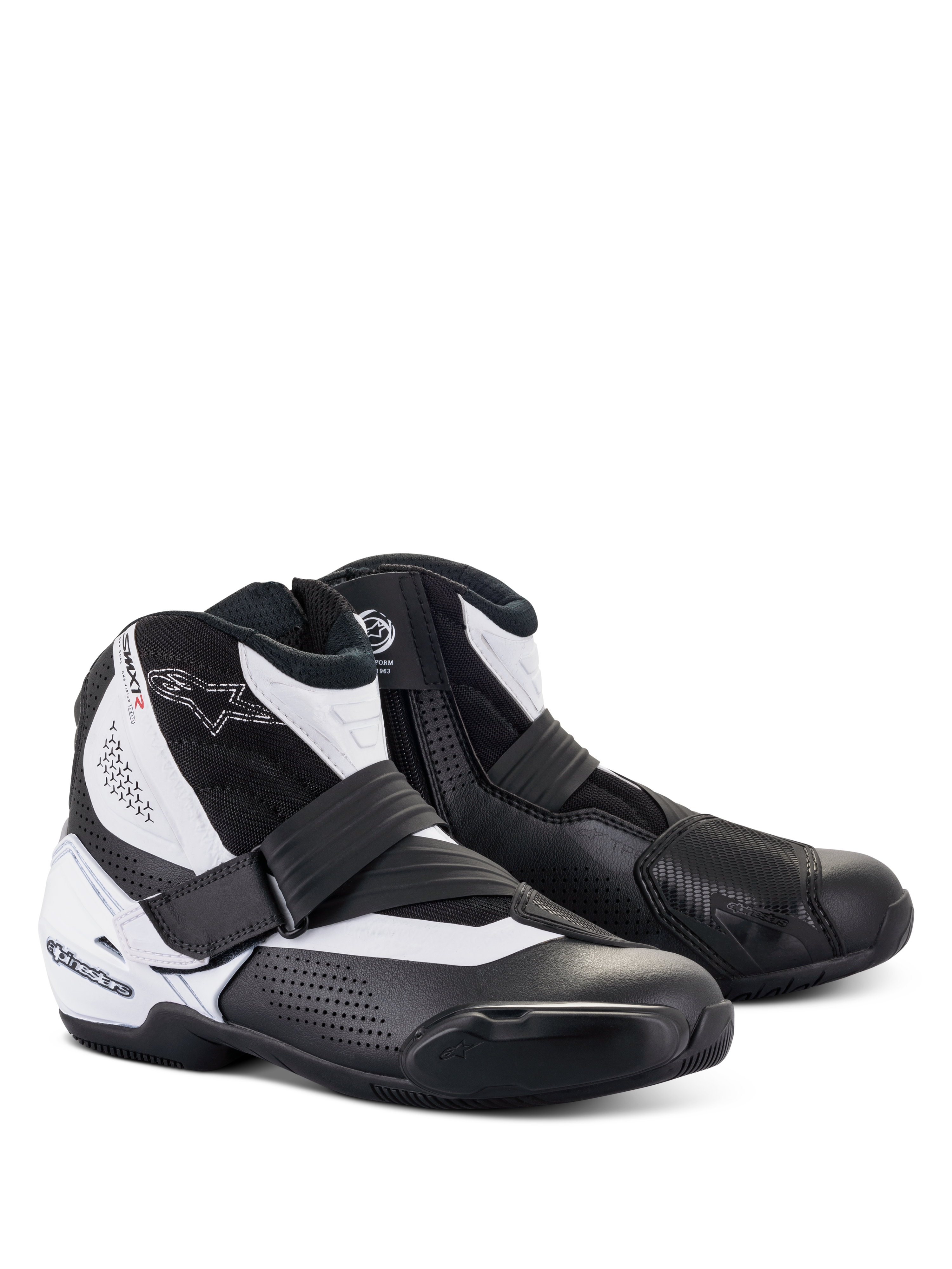 Bottes Alpinestars SMX-1 R V2 Vented, bottines de moto à coupe basse, noir et blanc, dotées d'une tige en microfibre perforée pour la ventilation, d'un contrefort de talon et d'un protège-sélecteur en TPU, d'une fermeture éclair latérale avec sangle de serrage, conçues pour la performance sur route et la conduite sportive