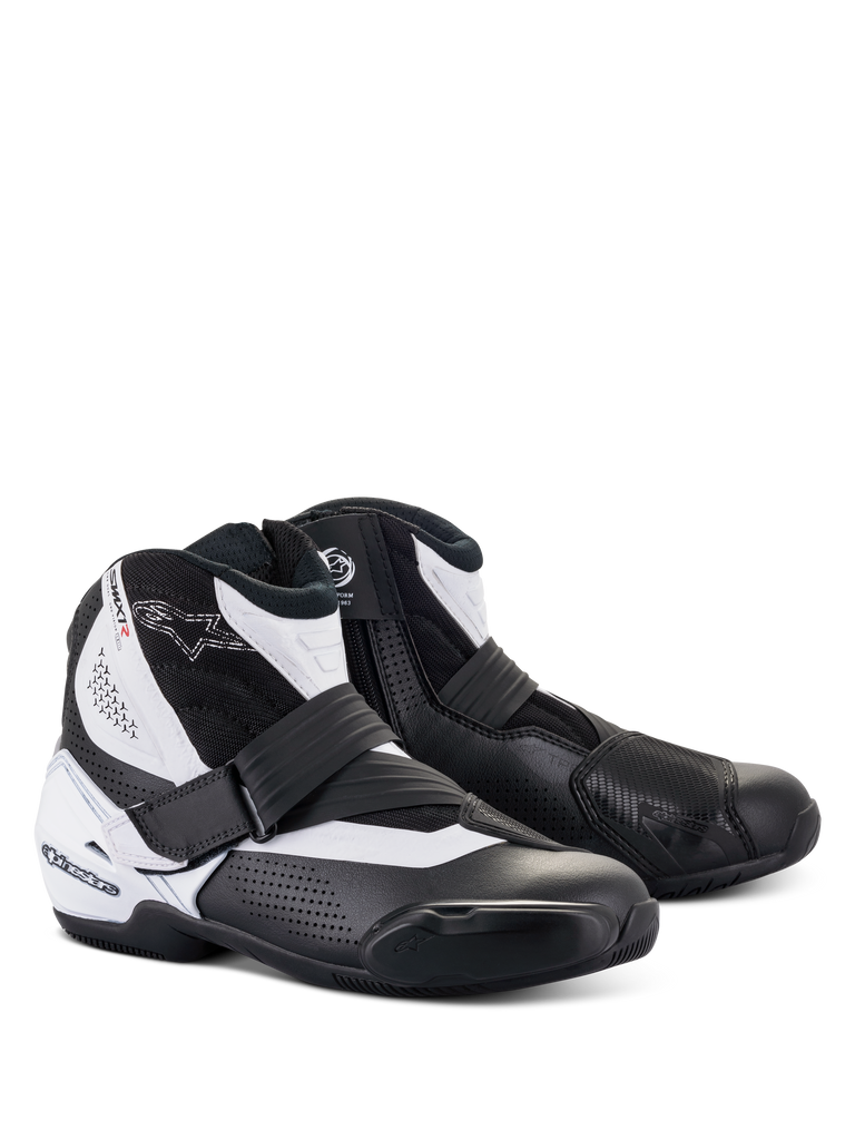 Bottes Alpinestars SMX-1 R V2 Vented, bottines de moto à coupe basse, noir et blanc, dotées d'une tige en microfibre perforée pour la ventilation, d'un contrefort de talon et d'un protège-sélecteur en TPU, d'une fermeture éclair latérale avec sangle de serrage, conçues pour la performance sur route et la conduite sportive