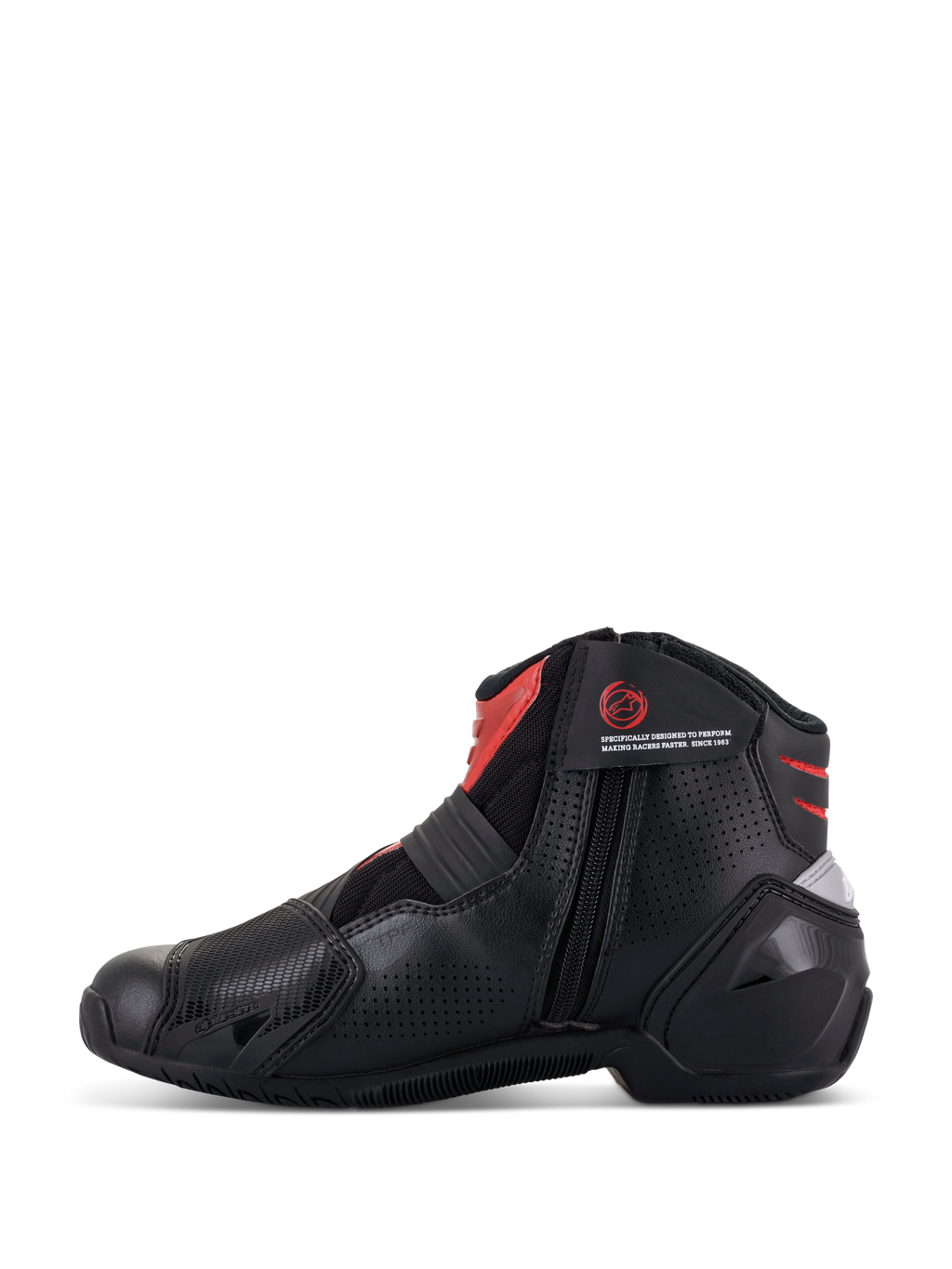 Bottes Alpinestars SMX-1 R V2 Ventilées, Noir et Rouge, chaussure de moto coupe basse, profil latéral montrant la fermeture à glissière médiale, tige en microfibre perforée pour la circulation de l'air, accents rouges sur la cheville et la languette, chaussures de performance pour la conduite sur route.