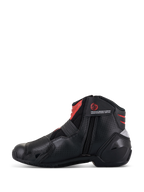 Bottes Alpinestars SMX-1 R V2 Ventilées, Noir et Rouge, chaussure de moto coupe basse, profil latéral montrant la fermeture à glissière médiale, tige en microfibre perforée pour la circulation de l'air, accents rouges sur la cheville et la languette, chaussures de performance pour la conduite sur route.