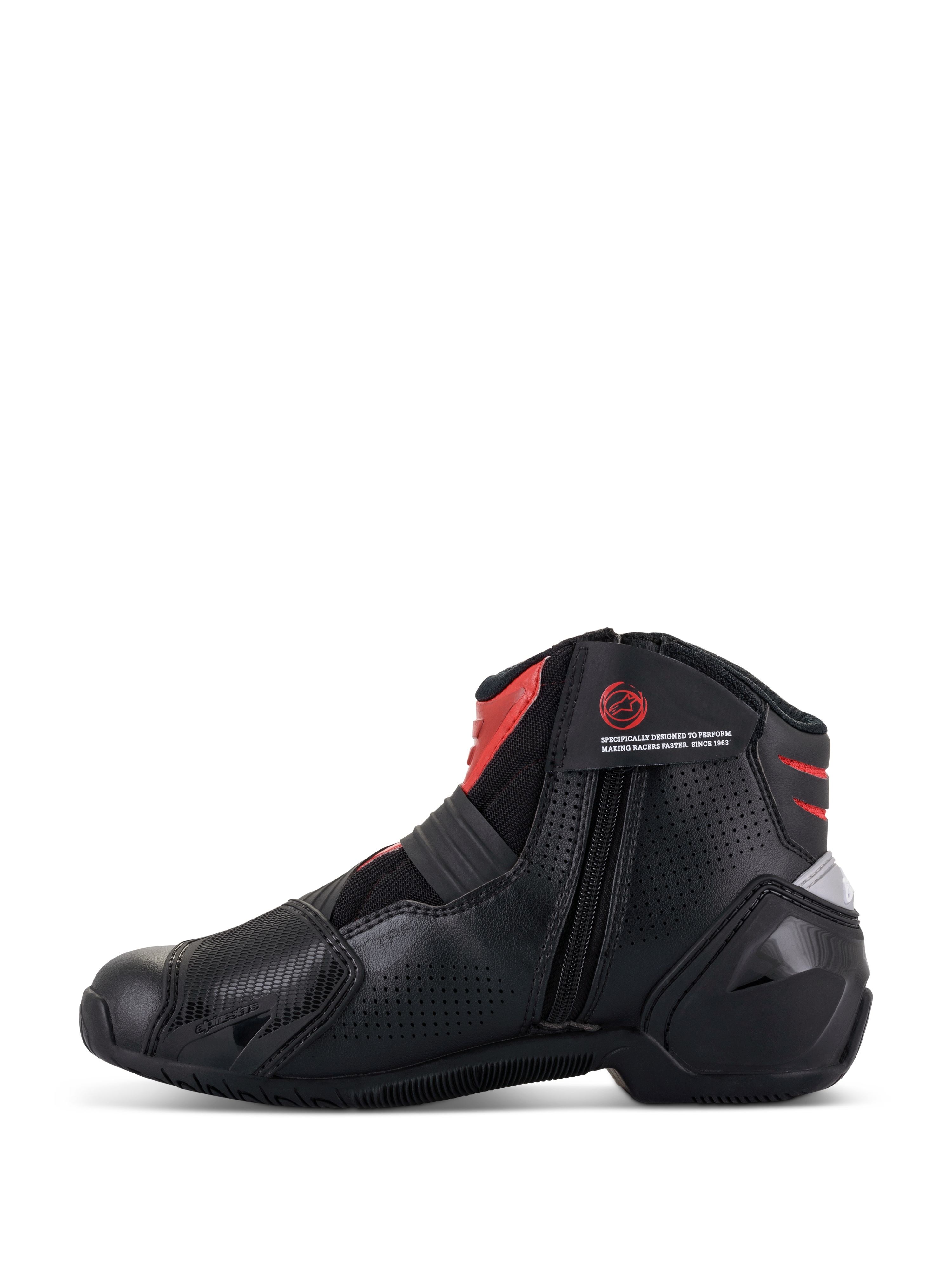 Bottes Alpinestars SMX-1 R V2 Ventilées, Noir et Rouge, chaussure de moto coupe basse, profil latéral montrant la fermeture à glissière médiale, tige en microfibre perforée pour la circulation de l'air, accents rouges sur la cheville et la languette, chaussures de performance pour la conduite sur route.