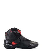 Bottes Alpinestars SMX-1 R V2 Vented, chaussures de moto coupe basse, noir avec accents rouges et logos blancs, tige en microfibre perforée pour une ventilation maximale, contrefort de talon et protections latérales en TPU, design sportif haute performance