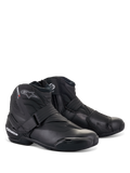 Alpinestars SMX-1 R V2 laarzen, zwarte laag uitgesneden motorlaarzen, witte logo's met rode accenten, klittenband en ritssluiting aan de zijkant, versterkte TPU-bescherming, gestroomlijnd aerodynamisch ontwerp voor weg- en sportgebruik