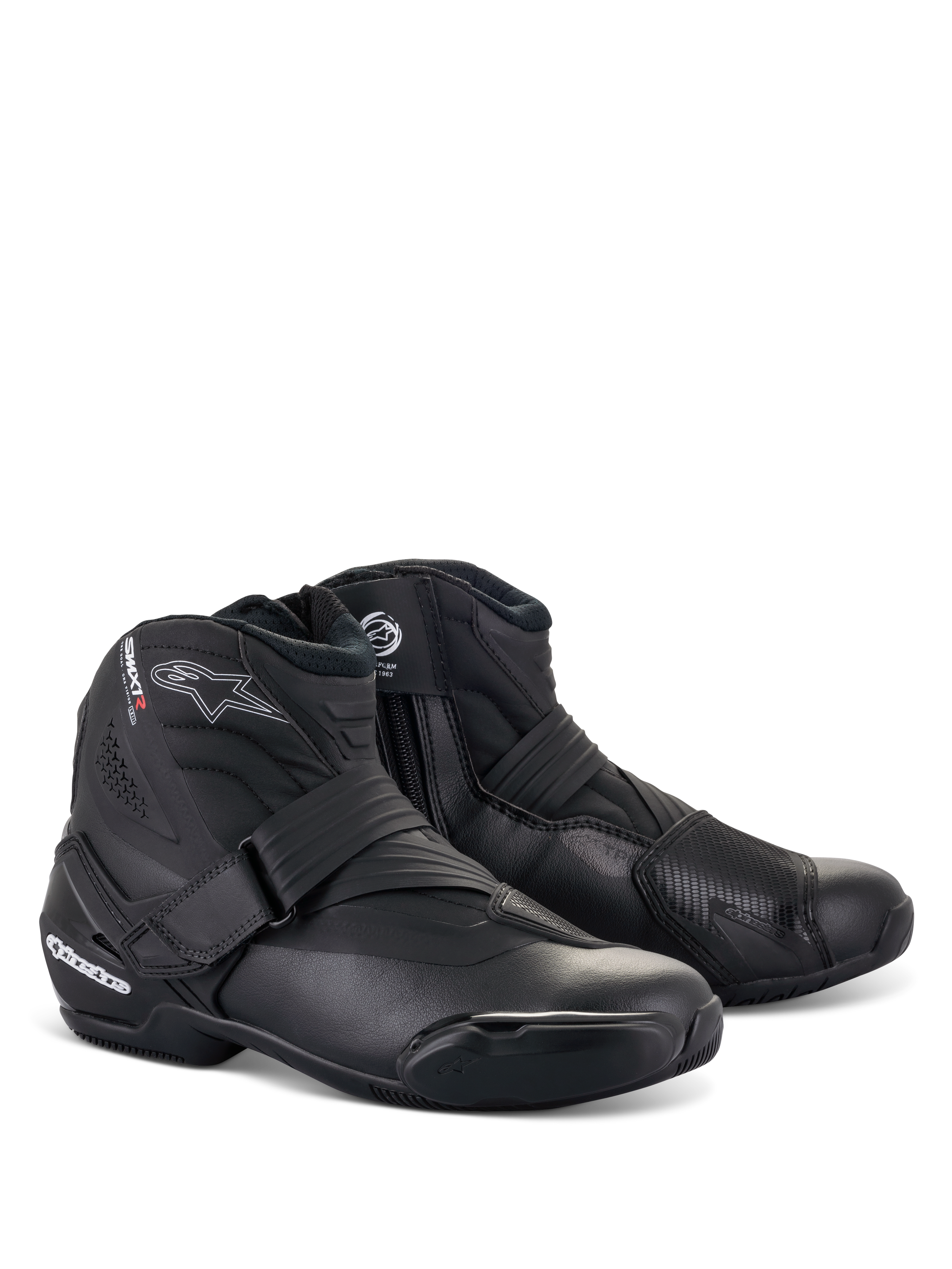 Alpinestars SMX-1 R V2 laarzen, zwarte laag uitgesneden motorlaarzen, witte logo's met rode accenten, klittenband en ritssluiting aan de zijkant, versterkte TPU-bescherming, gestroomlijnd aerodynamisch ontwerp voor weg- en sportgebruik