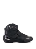 Alpinestars Stella SMX-1 R V2 Stiefel, Damen-Motorradschuh mit niedrigem Schaft, Schwarz, Seitenprofilansicht mit Mikrofaser-Konstruktion, verstellbarem Riemenverschluss, verstärkter TPU-Fersenkappe mit weißem Markenschriftzug, Stern-Logo und langlebiger Gummisohle.