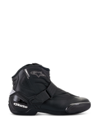Alpinestars Stella SMX-1 R V2 Stiefel, Damen-Motorradschuh mit niedrigem Schaft, Schwarz, Seitenprofilansicht mit Mikrofaser-Konstruktion, verstellbarem Riemenverschluss, verstärkter TPU-Fersenkappe mit weißem Markenschriftzug, Stern-Logo und langlebiger Gummisohle.