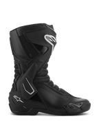 Alpinestars SMX-6 V3 Drystar Stiefel, schwarze Hochleistungs-Motorradstiefel in der Seitenansicht, mit weißen Logo-Akzenten, seitlicher TPU-Knöchelstütze, verstärkter Schienbeinplatte und flexiblen Mesh-Einsätzen.