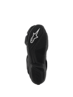Alpinestars SMX-6 V3 Drystar® Stiefel, Ansicht der schwarzen Gummisohle, weißes A-Star-Logo auf dem vorderen Profil, geprägtes Alpinestars-Branding an der Ferse, detailliertes Texturmuster für Grip und Performance