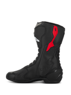 Alpinestars SMX-6 V3 Drystar laarzen, hoogwaardige motorlaarzen, zwart en rood, met een rode TPU-protector op de bovenkuit, Drystar-logo in reliëf en een gestroomlijnde microvezelconstructie, zijaanzicht
