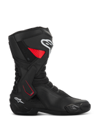 Alpinestars SMX-6 V3 Drystar motorlaarzen, sportieve motorlaarzen, zwart met rode en witte accenten, zijprofielaanzicht, waterdichte microvezelconstructie, laterale TPU-enkelbrace met rode details, witte logo's op het scheenbeen en de hiel, geïntegreerde teenslider en mesh flexzones
