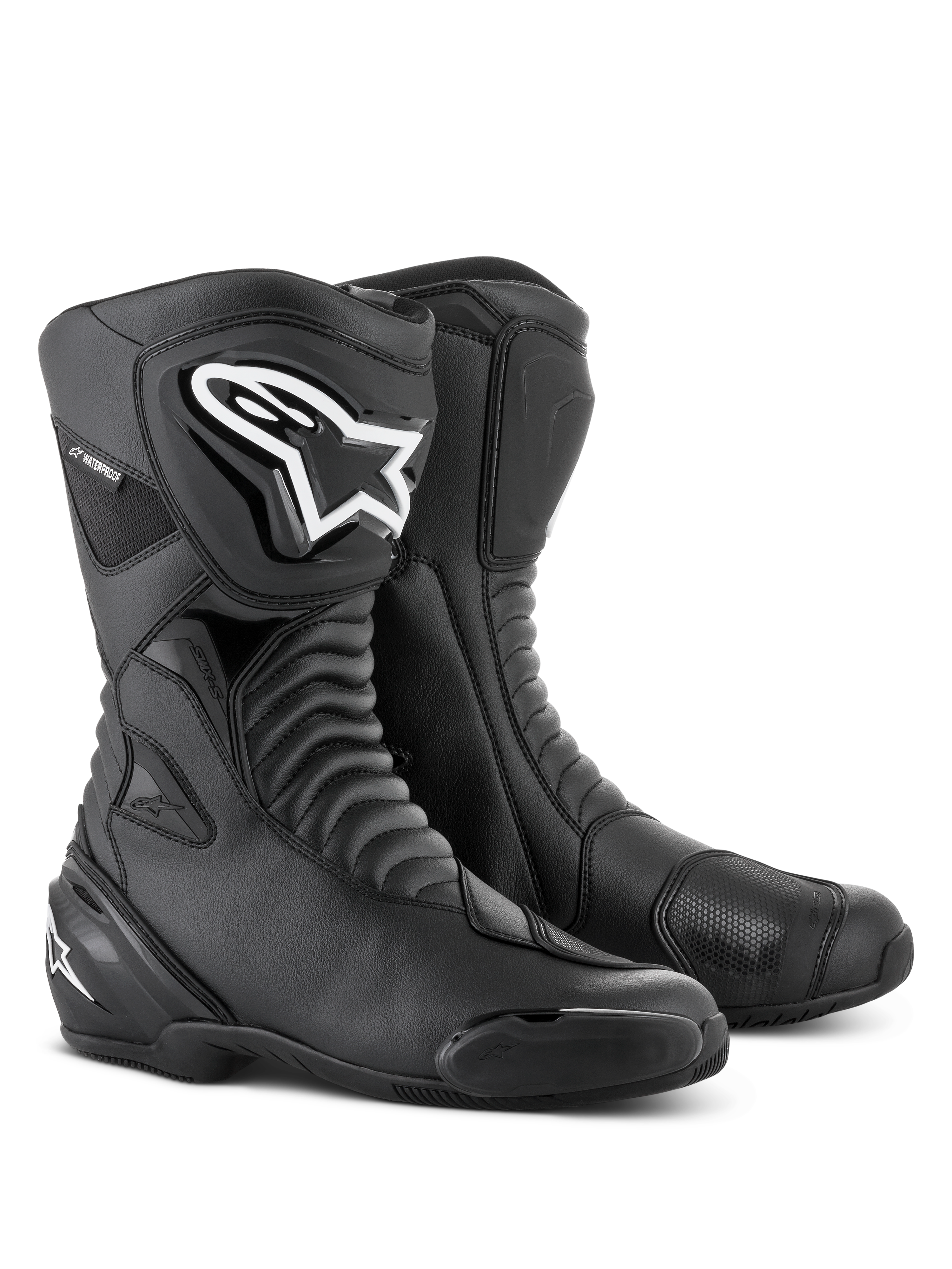 Alpinestars SMX S Waterproof Stiefel in Schwarz, hohe Motorradstiefel mit Akkordeon-Flexzonen, markantem weißen Alpinestars-Logo auf dem TPU-Schienbeinschutz, verstärkten Schaltpolstern und austauschbaren Zehenschleifern, konzipiert für Sport-Touring und Allwetter-Straßenfahrten.