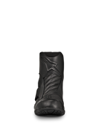 Alpinestars New Land GORE-TEX Stiefel, schwarze Road-Touring Motorradstiefel, Vorderansicht, Vollnarbenleder-Konstruktion mit geprägtem Stern-Logo, Akkordeon-Flexzonen vorne, wasserdichtes mittellanges Design für Langstreckenfahrten
