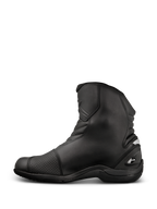 Alpinestars New Land GORE-TEX Stiefel, Road-Touring Motorradstiefel, Schwarz, mittelhohes Design aus Vollnarbenleder mit Akkordeon-Flexzonen, verstärktem Schaltpolster und robuster Gummisohle.