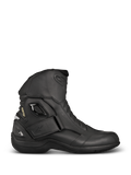 Alpinestars New Land GORE-TEX Stiefel, schwarze Motorrad-Touringstiefel, Seitenansicht aus Vollnarbenleder, Klettverschluss am Knöchel, GORE-TEX-Branding und verstärkte Ferse für wasserdichten Schutz.
