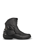 Alpinestars New Land GORE-TEX Stiefel, schwarze Motorrad-Touringstiefel, Seitenansicht aus Vollnarbenleder, Klettverschluss am Knöchel, GORE-TEX-Branding und verstärkte Ferse für wasserdichten Schutz.