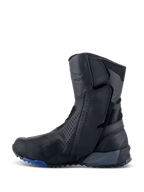 Alpinestars RT-8 GORE-TEX laarzen, touring motorlaarzen, zwart en blauw, zijaanzicht met een gestroomlijnd bovenwerk van microvezel met geperforeerde panelen, geïntegreerde beschermingszones en een robuuste zool met blauwe accenten.