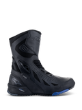 Alpinestars RT-8 GORE-TEX laarzen, touring motorlaarzen, zwart met blauwe zoolaccenten, technisch high-top ontwerp met een bovenwerk van microvezel en textiel, driehoekige perforaties, GORE-TEX-branding en een robuuste zool.