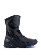 Alpinestars RT-8 GORE-TEX laarzen, touring motorlaarzen, zwart met blauwe zoolaccenten, technisch high-top ontwerp met een bovenwerk van microvezel en textiel, driehoekige perforaties, GORE-TEX-branding en een robuuste zool.