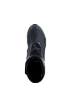 Alpinestars RT-8 GORE-TEX laarzen, zwart en blauw, bovenaanzicht met weergave van het schakelpad, geperforeerde microvezel panelen en blauwe zoolaccenten, technische waterdichte touring motorlaarzen