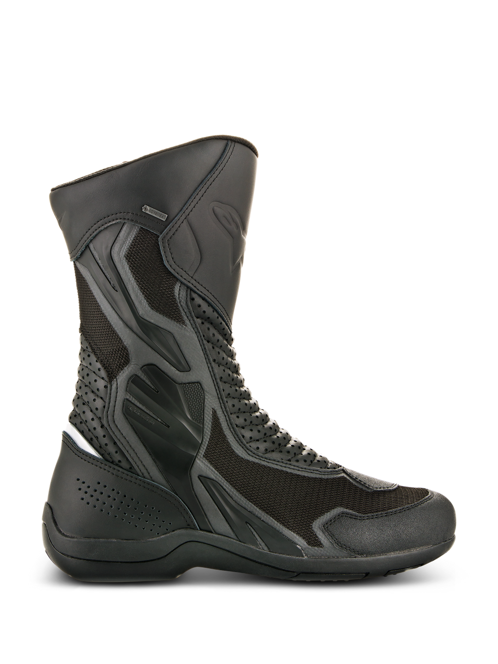 Alpinestars Air Plus V2 GORE-TEX Stiefel, Schwarze Motorrad-Tourenstiefel, Seitenansicht mit belüftetem Mesh und perforierter Lederkonstruktion, wasserdichtes und atmungsaktives Design, verstärkte Schutzbereiche, robuste Gummisohle, GORE-TEX Branding-Detail