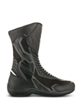 Alpinestars Air Plus V2 GORE-TEX Stiefel, Schwarze Motorrad-Tourenstiefel, Seitenansicht mit belüftetem Mesh und perforierter Lederkonstruktion, wasserdichtes und atmungsaktives Design, verstärkte Schutzbereiche, robuste Gummisohle, GORE-TEX Branding-Detail