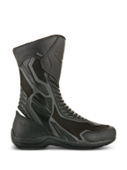 Alpinestars Air Plus V2 GORE-TEX Stiefel, Schwarze Motorrad-Tourenstiefel, Seitenansicht mit belüftetem Mesh und perforierter Lederkonstruktion, wasserdichtes und atmungsaktives Design, verstärkte Schutzbereiche, robuste Gummisohle, GORE-TEX Branding-Detail