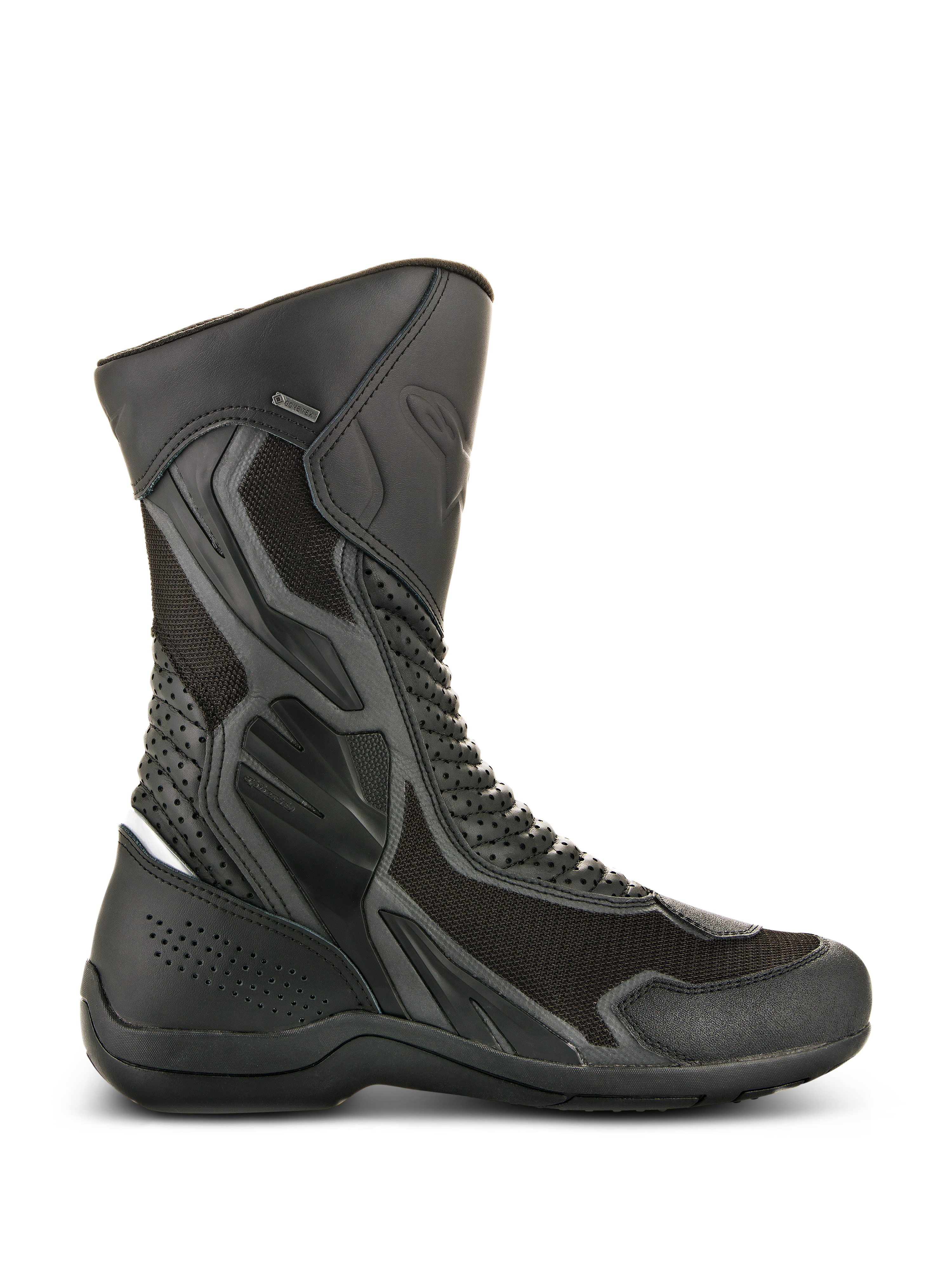 Alpinestars Air Plus V2 GORE-TEX Stiefel, Schwarze Motorrad-Tourenstiefel, Seitenansicht mit belüftetem Mesh und perforierter Lederkonstruktion, wasserdichtes und atmungsaktives Design, verstärkte Schutzbereiche, robuste Gummisohle, GORE-TEX Branding-Detail