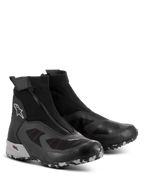 Alpinestars CR-8 GORE-TEX schoenen, waterdichte motorschoenen, zwart, middengrijs en felrood, met een schuine ritssluiting, hoog uitgesneden stretch bootie-constructie en een duurzame profielzool met camouflagepatroon