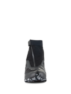 Alpinestars CR-8 GORE-TEX schoenen, motorschoenen, zwart, middengrijs en felrood, vooraanzicht met een schuine waterdichte ritssluiting en elastische kraag, zool met camouflagepatroon, slank waterdicht touring-ontwerp