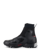 Alpinestars CR-8 GORE-TEX schoenen, waterdichte motorschoenen, zwart, middengrijs en felrood, zijaanzicht met een slank zwart bovenwerk van textiel, hoog uitgesneden elastische kraag, 'ALPINESTARS PROTECTS'-branding op de enkel, middengrijze hielondersteuning en felrode accenten.