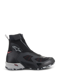 Alpinestars CR-8 GORE-TEX schoenen, waterdichte motorlaarzen, zwart en middelgrijs met felrode accenten, hoog model met schuine rits aan de voorzijde, naadloze textielconstructie, robuuste grijs-wit gemarmerde zool