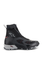 Alpinestars CR-8 GORE-TEX schoenen, waterdichte motorlaarzen, zwart en middelgrijs met felrode accenten, hoog model met schuine rits aan de voorzijde, naadloze textielconstructie, robuuste grijs-wit gemarmerde zool