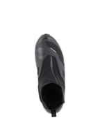 Alpinestars CR-8 GORE-TEX schoen in zwart, middengrijs en felrood, bovenaanzicht met de schuine waterdichte ritssluiting, binnenlaarsconstructie en getextureerde schakelpedaalversterking voor motor touring in alle weersomstandigheden.
