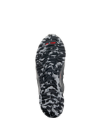 Alpinestars CR-8 GORE-TEX schoenen, onderaanzicht van de zool, zwart en middengrijs camouflagepatroon, rood TPF-logo op getextureerde rubberen zool, detail van waterdicht touring-schoeisel