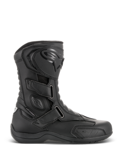 Alpinestars Radon Drystar® Stiefel, Schwarze wasserdichte Motorrad-Touringstiefel, Seitenansicht mit drei verstellbaren Klettverschlüssen, schützende TPU-Schienbeinplatte mit Alpinestars-Logo, verstärkter Knöchelschutz und strapazierfähige vulkanisierte Sohle.