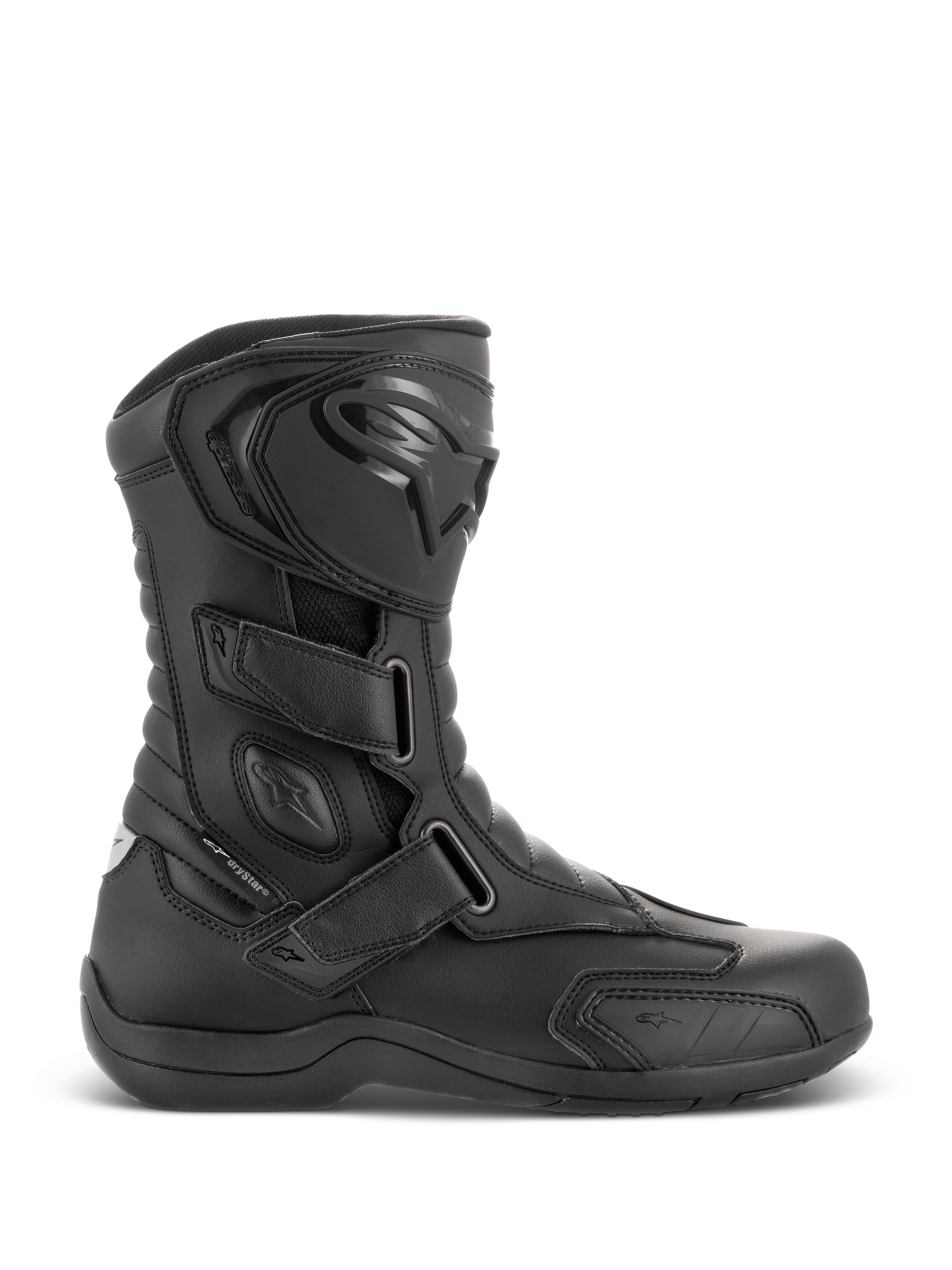 Bottes Alpinestars Radon Drystar®, bottes de moto touring noires imperméables, vue de profil avec trois sangles auto-agrippantes réglables, plaque de tibia protectrice en TPU avec logo Alpinestars, protection de cheville renforcée et semelle vulcanisée durable.