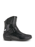Alpinestars Stella Valencia Wasserdichte Stiefel, Damen-Motorrad-Touringstiefel, Schwarz, Seitenansicht, Lederkonstruktion mit vorderen und hinteren Akkordeon-Flexzonen, Schnallenverschluss am Rist und strukturierter Gummisohle.