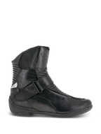 Alpinestars Stella Valencia Wasserdichte Stiefel, Damen-Motorrad-Touringstiefel, Schwarz, Seitenansicht, Lederkonstruktion mit vorderen und hinteren Akkordeon-Flexzonen, Schnallenverschluss am Rist und strukturierter Gummisohle.