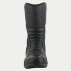 Bottes Alpinestars Origin Drystar®, bottes de touring moto noires, vue de face montrant les zones de flexion en accordéon, le logo embossé sur le tibia et une construction en microfibre durable avec protection de sélecteur synthétique.