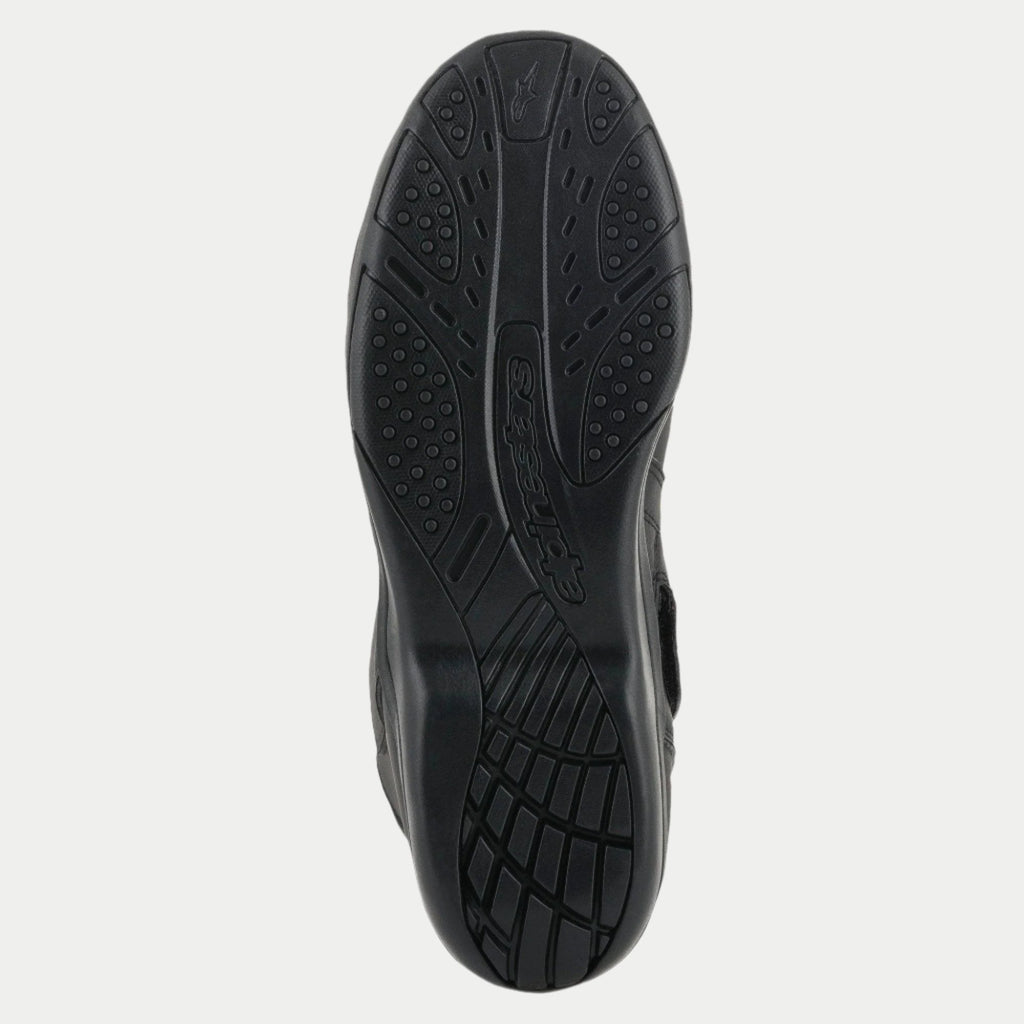 Bottes Alpinestars Origin Drystar®, noir, vue détaillée de la semelle extérieure en caoutchouc, motif d'adhérence texturé avec logo embossé, semelle durable pour le touring moto