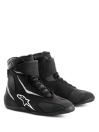 Alpinestars Fastback 2 Drystar® wasserdichte Schuhe, schwarz-weiße Motorradschuhe, High-Top-Design mit weißem Alpinestars-Logo und Akzenten, Schnürverschluss mit Klettverschluss-Knöchelriemen, strapazierfähige Konstruktion für Straßentouren.